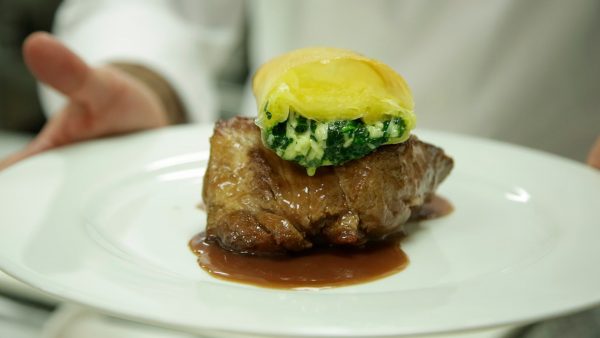 BONDIOLA DE CERDO BRESEADA CON STRUDEL DE ESPINACA min