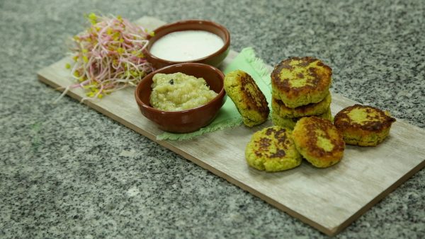 Falafel con pasta de berenjenas ahumadas y aderezo de yogurt pepino y limón min